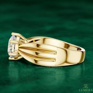 Anillo de Compromiso de Oro Amarillo de 9K, 10K, 14K, 18K con Diamante Cultivado en Laboratorio con Corte Redondo y Certificado IGI, Anillo de Boda Solitario de Lujo con Banda Ancha - Product Image 4
