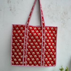 Bolsa de Tela Roja Ecológica Acolchada de Algodón con Bordado y Estampado de Camello Hecho a Mano en Jaipur, Rajasthan, para Compras de Mujer - Product Image 1