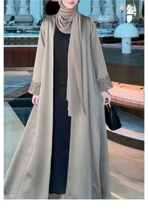 Robe Abaya noire élégante pour femme, à manches cloche superposées et hijab assorti, longueur complète, tenue modeste, col rond, en polyester - Product Image 2
