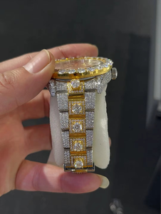 Montre de luxe pour homme avec diamants glacés, logo personnalisé, style hip-hop, moissanite, acier inoxydable, 43 mm, étanche 30 m, mouvement à quartz - Product Image 3