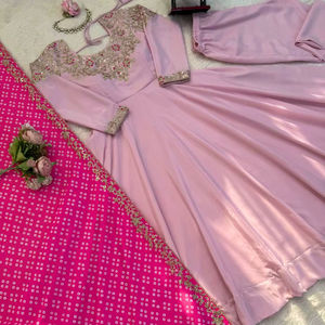 Nouvelle arrivée : Magnifique robe Anarkali pour les fêtes, longue, avec dupatta, en soie crêpe naturelle, coupe classique. - Product Image 1