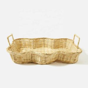 Plateau en rotin ondulé de style bohème moderne, panier de service tissé naturellement avec un rebord incurvé unique et des poignées latérales - Product Image 1