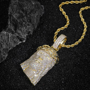 Collier religieux AMBER JEWELS pour femme, plaqué or 14 carats, pendentif visage de Jésus, couronne d'épines, diamants synthétiques taille brillant - Product Image 4