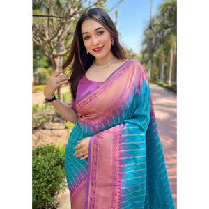 Sari en soie douce bleu clair à bordure florale avec contraste tissé en zari pour les tenues de club - Product Image 2