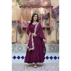 Vestido de Gala y Dupatta Hechos a Mano de Diseñador, Talla XL, Cintura Imperio, con Lentejuelas y Bordados - Product Image 5