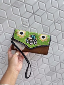 Nouvelle pochette en cuir artisanal à la mode avec broderie cœur en fourrure, portefeuille bohème élégant avec sangle pour usage quotidien - Product Image 1
