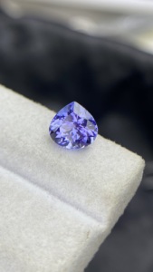 Pierre naturelle certifiée Tanzanite Zoisite naturelle taille cœur 8 MM avec excellente couleur et lustre, 1,84 carat, nette à la loupe - Product Image 4
