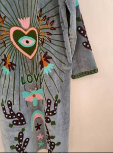 Abrigo largo de terciopelo gris azulado para mujer al por mayor, bordado a mano con Sagrado Corazón y Ojo Turco, estilo LOVE, vintage, para invierno, chaqueta bohemia - Product Image 5