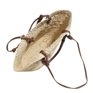 Bolso de Rafia Tejido a Mano con Detalle de Anagrama en Cuero – Bolso de Paja Artesanal para el Verano y la Playa - Product Image 4