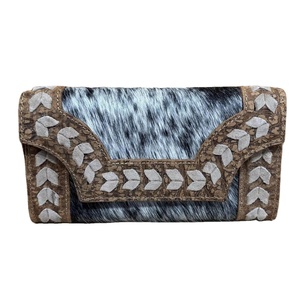 Un bracelet en cuir vintage fabriqué à la main et un portefeuille à trois volets pour les femmes une nouvelle collection d'accessoires occidentaux - Product Image 1