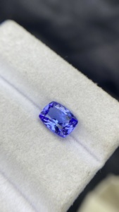 Pierre naturelle certifiée Tanzanite, taille coussin longue, avec une couleur et un éclat excellents, Zoisite naturelle, 1,76 carat, clarté œil-de-chat - Product Image 2