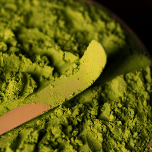 Poudre d'extrait de feuilles de Moringa biologique naturelle WARRLY 99% de qualité alimentaire en conteneur et bouteille en plastique, approvisionnement en vrac - Product Image 1