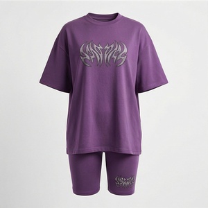 Conjunto de 2 piezas de ropa urbana para mujer, camiseta de manga corta con logo estampado en foil y pantalones cortos por encima de la rodilla, ajuste holgado y transpirable - Product Image 1