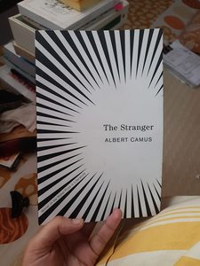 El extraño de Albert Camus, libro en inglés de bolsillo, novela de literatura clásica moderna - Product Image 1
