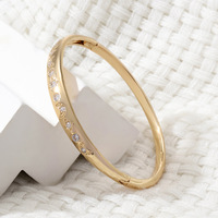 Bracelet jonc de mode en acier inoxydable avec motif cosmique fantaisiste et cristaux pavés, modèle de luxe