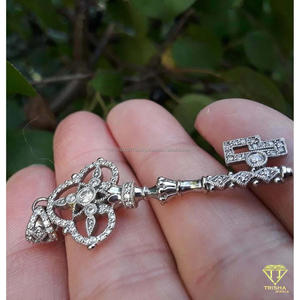Collier de luxe en forme de clé squelette avec pierres pavées effet diamant et finition en argent sterling 925 - Product Image 4
