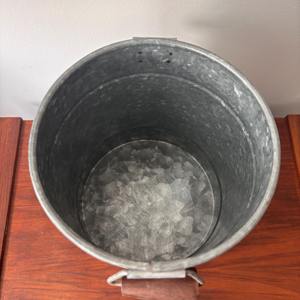 Seau à glace rustique galvanisé avec poignées en bois, idéal pour les événements, les mariages, les bars à domicile, le refroidissement des boissons et le service lors de fêtes - Product Image 5