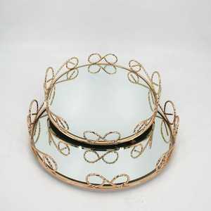 Plateau de service conçu avec une finition lisse et un savoir-faire artistique, ajoutant de l'élégance à chaque occasion. - Product Image 2
