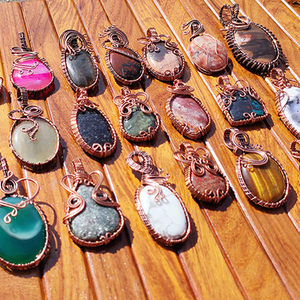 Pendentifs en cristal enroulés de fil de cuivre, vente en gros, faits à la main, pierres précieuses naturelles, breloques bohèmes, plaqué cuivre antique en vrac - Product Image 3