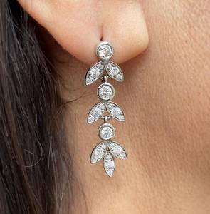 Boucles d'oreilles pendantes classiques en argent 925 avec diamants, motif végétal, taille brillant rond, sertissage à griffes, bijoux de mariage pour femme - Product Image 1