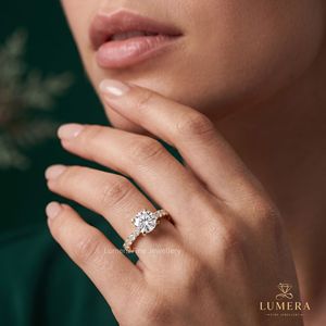 Anillo de Compromiso Clásico para Mujer con Diamante Cultivado en Laboratorio, Corte Brillante Redondo, Banda Pavé de 11 Lados, Elegante y Atemporal - Product Image 1
