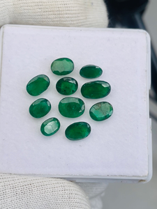 Esmeralda Natural de Zambia, Corte Ovalado, 8.94 CTS, Certificada por IGI, Grado AAA, Gema Verde para Joyería - Product Image 1