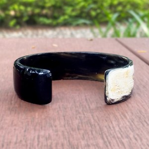 Bracelet manchette large en corne de buffle naturelle, fait main, bijou original en corne naturelle, largeur 3 cm - Product Image 3