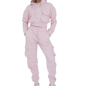 ชุดวอร์มผู้หญิงแบบมีกระเป๋า 2 ชิ้น ชุดลำลองพร้อมเสื้อฮู้ดครอป สไตล์ทันสมัย ใส่สบายในฤดูหนาว เหมาะสำหรับใส่ในชีวิตประจำวัน พร้อมปรับแต่งได้ - Product Image 1