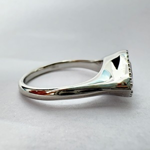 Anillo de Oro Blanco de 10K con Diamante Cultivado en Laboratorio de 1.88CTW, Corte Geométrico en Forma de Rombo, Certificado IGI, Banda Halo con Corte Elegante - Product Image 3