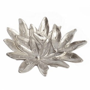 Plato de Servir de Aluminio de Lujo Ecológico con Forma de Flor de Lirio y Diseño de Hojas Decorativas para Decoración del Hogar, Vajilla Metálica - Product Image 1