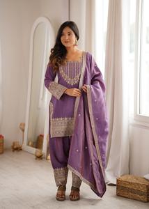 Ensemble de costume festif trois pièces pour femme : Kurta en Georgette à sequins, pantalon Salwar élastique et Dupatta richement brodé, prêt-à-porter - Product Image 6
