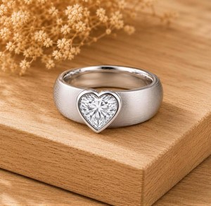 Bague Chevalière Minimaliste en Or Massif 10K 14K 18K avec Diamant de Laboratoire Taille Cœur Certifié IGI Couleur DEF Pureté VS VVS pour Fiançailles - Product Image 4