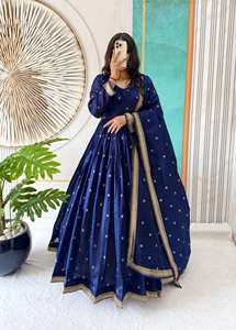 Impresionante vestido Anarkali con vuelo y dupatta para mujer, con bordado Zari dorado, perfecto para bodas y ocasiones festivas. - Product Image 5