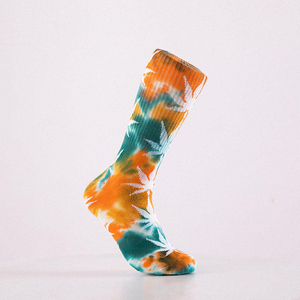 Calcetines de hombre con estampado tie-dye de alta calidad, a la moda, únicos y personalizados, hechos en Pakistán. - Product Image 6