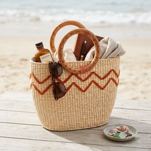 Sac fourre-tout en paille tissée à motif zigzag avec poignées rondes en bois, couleur beige, style décontracté pour les voyages et l'usage quotidien - Product Image 3