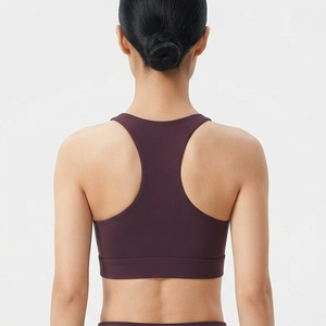 เสื้อชั้นในกีฬาสำหรับผู้หญิง แบบ Racerback คอกว้าง รองรับปานกลาง เหมาะสำหรับโยคะและฟิตเนส สีพื้น ระบายอากาศได้ดี ซับเหงื่อ ผลิตจากผ้าสแปนเด็กซ์และโพลีเอสเตอร์ - Product Image 3