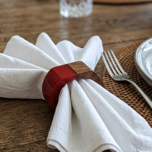 Anneau de serviette minimaliste rayé en résine et bois, accessoire de décoration de table moderne et luxueux pour dîners élégants - Product Image 6