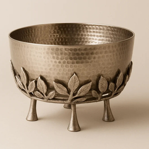 Frutero de Metal Plateado con Diseño Martillado y Base Decorativa con Ramas Florales Doradas, Acabado en Dos Tonos, Centro de Mesa Decorativo - Product Image 5
