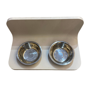 Soporte de madera para alimentar mascotas con dos recortes circulares, diseño simple para gatos, color sólido, para usar en todas las estaciones, hecho en Vietnam. - Product Image 1