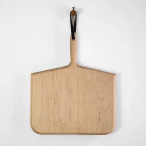 Planche de service en bois rectangulaire au design minimaliste, durable, avec poignée et sangle en cuir - Product Image 3