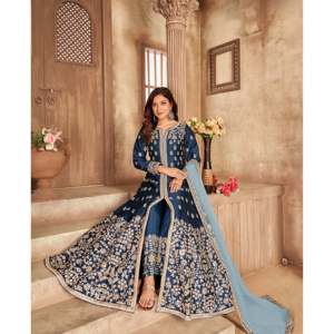 Robe de soirée artisanale de créateur avec un bas en satin imprimé floral et des détails en miroir véritable, accompagnée d'un dupatta, idéale pour les occasions spéciales. - Product Image 4