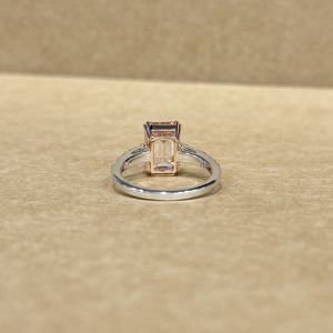 แหวนเพชรทรงเหลี่ยมมรกตสีชมพู 14K ทองคำขาว ดีไซน์หรูหรา น้ำหนัก 4.42 กะรัต พร้อมเพชรข้าง 0.56 กะรัต แหวนแต่งงานระดับพรีเมียม - Product Image 2
