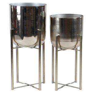 Pot de fleurs en métal d'extérieur conçu pour la présentation décorative de plantes et de fleurs sur les patios, les balcons, les terrasses, les jardins et les espaces commerciaux - Product Image 3