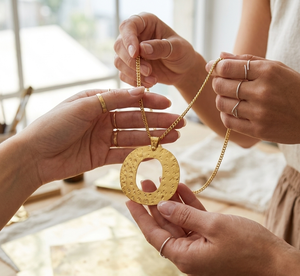 Collar con Colgante de Latón Texturizado Hecho a Mano, Acabado Dorado, Cadena Ajustable de 22 Pulgadas para Mujer, Ideal para Fiestas y Compras - Product Image 2