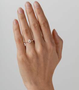 Anillo de Compromiso con Diamante Corte Pera en Oro – Anillo Solitario con Banda Pavé – Elegante Anillo Nupcial Minimalista para Mujer - Product Image 1