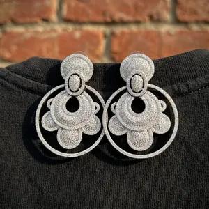 Pendientes de tono plateado de circón de la mejor calidad, ropa moderna, piedras AD, busca para fiesta, boda, función, colección de ropa para mujer - Product Image 1