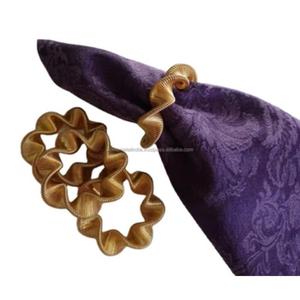 Anneaux de serviette en bois personnalisés de qualité supérieure Formes uniques Décor de table de mariage abordable Meilleure vente Anneaux de serviette en métal fini or - Product Image 5