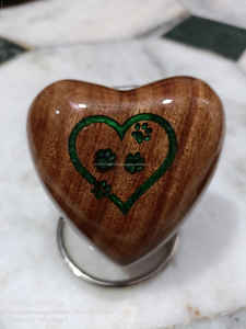 โกศใส่เถ้ากระดูกสัตว์เลี้ยงไม้มะม่วงสไตล์อเมริกันขายส่ง สลักลายรูปหัวใจตามสั่ง คุณภาพดีที่สุด - Product Image 2