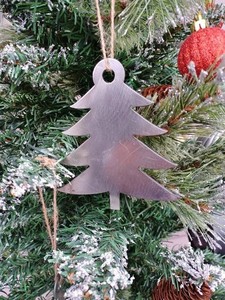 Adorno navideño de reno de aluminio fundido martillado plateado. Elegante silueta de reno saltando con astas detalladas y ramificadas. - Product Image 3
