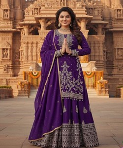 ชุดเลเฮนกาผ้าฝ้ายปักลายดีไซเนอร์ พร้อมผ้าคลุมไหล่ สำหรับงานเทศกาล ราคาขายส่ง เสื้อผ้าชาติพันธุ์ สีม่วง - Product Image 2